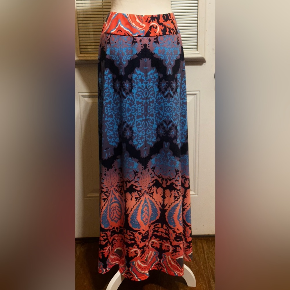 #1174 Woman’s Skirt 40 inches long, gently worn. Size L